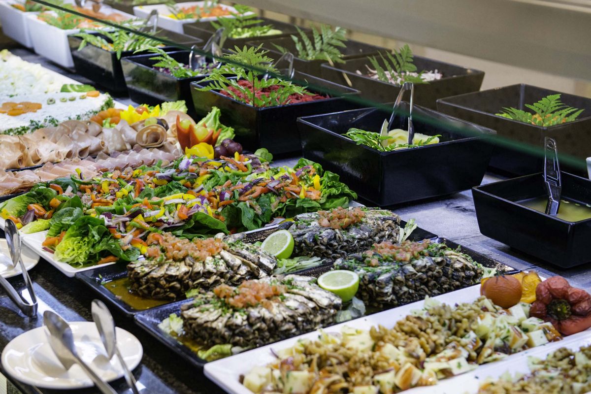 Buffet de plats variés avec salades et fruits de mer à Tenerife.