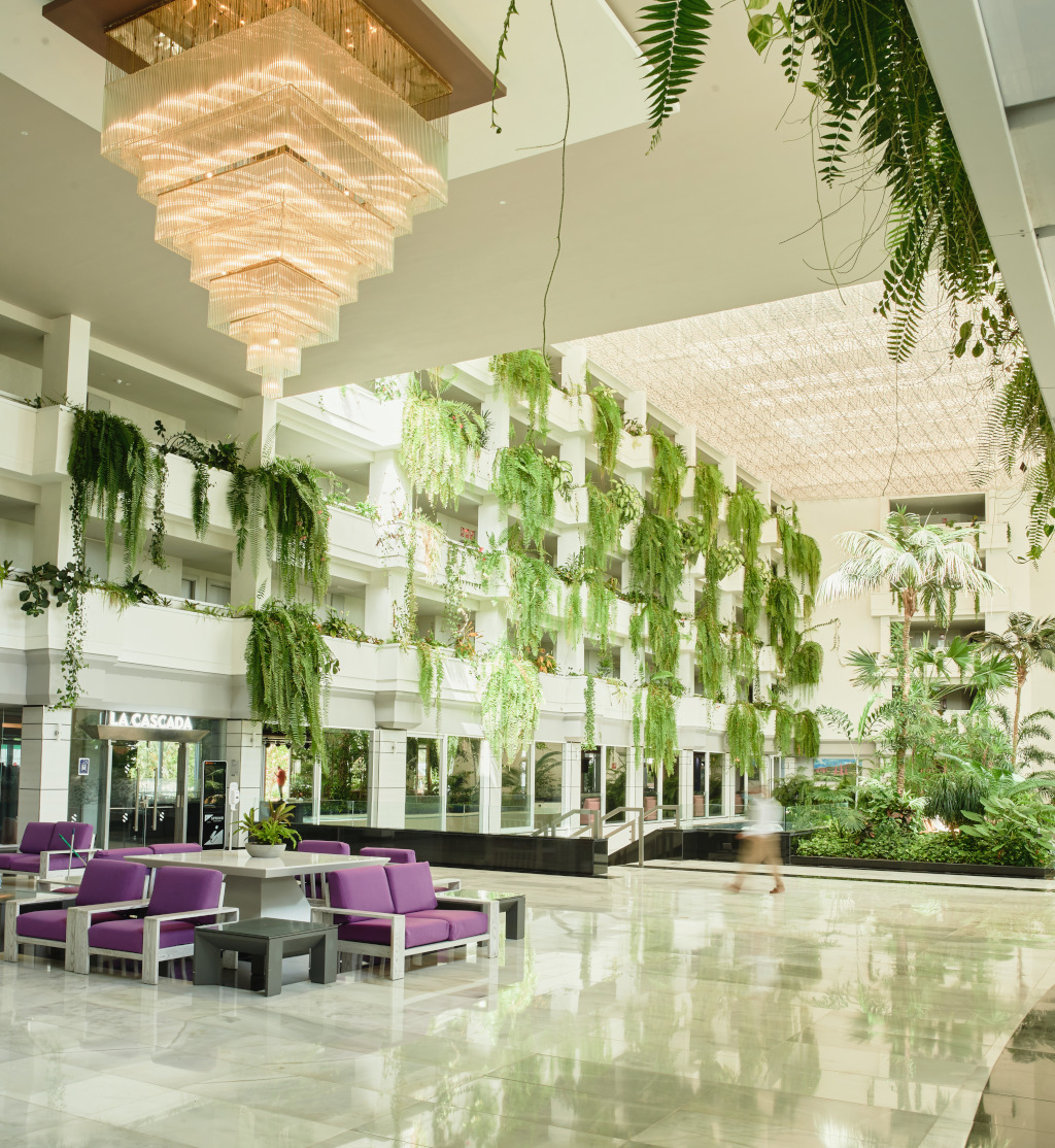Atrium moderne de l'hôtel avec plantes et lustre à Tenerife.