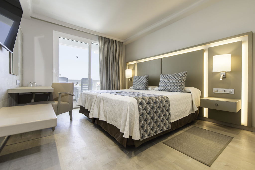Chambre d'hôtel moderne avec lit double et vue sur la mer à Tenerife.