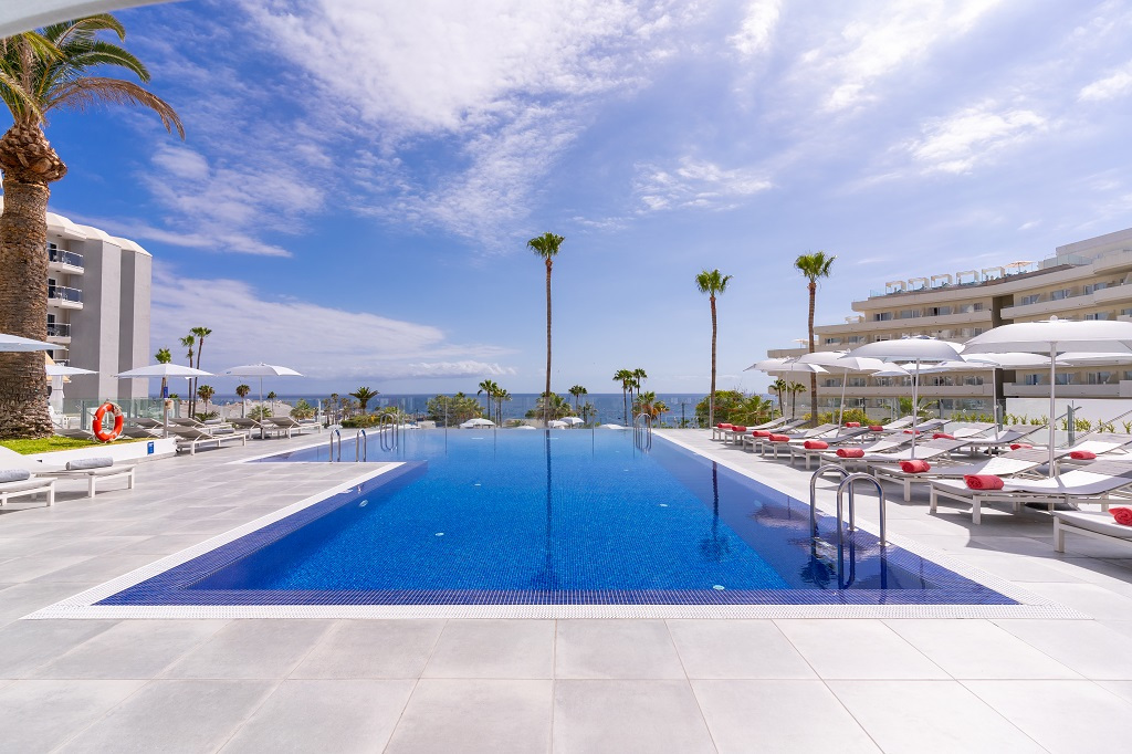 Piscine avec transats et parasols à Playa de las Américas, Tenerife.