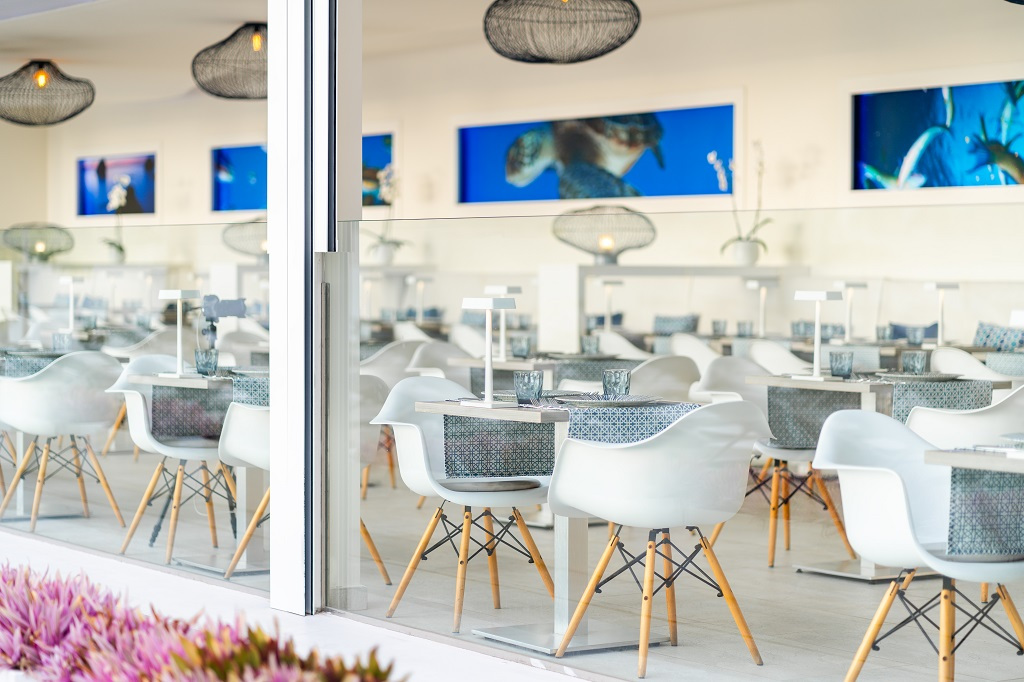 Salle à manger élégante avec tables et chaises blanches à Tenerife.
