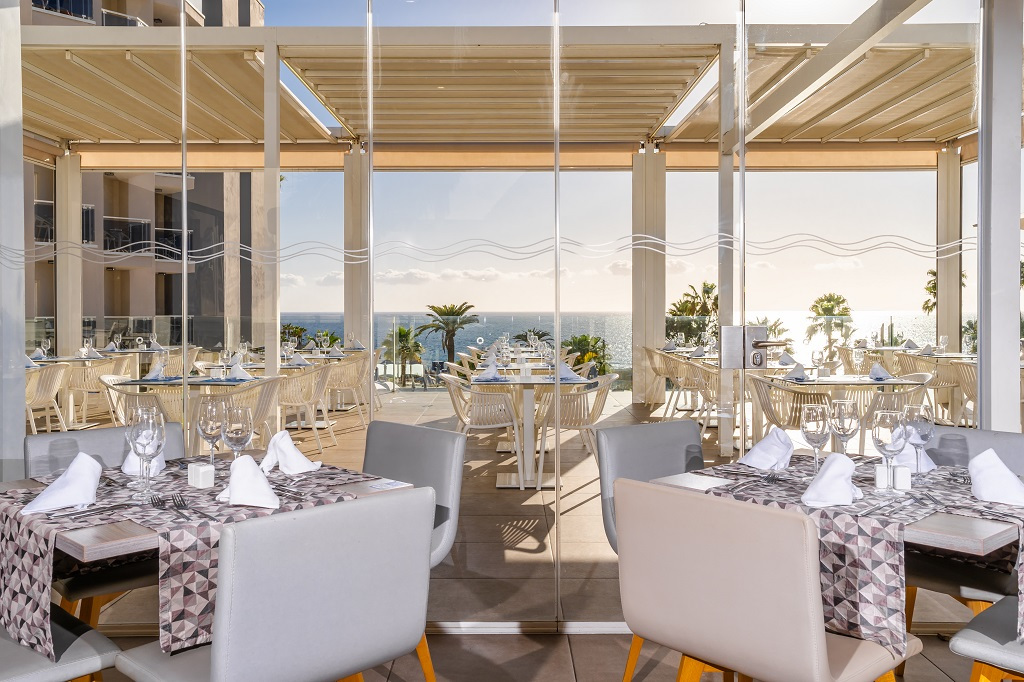 Terrasse de restaurant avec vue sur la mer à Tenerife.