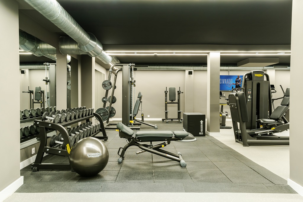 Salle de sport moderne avec équipements de musculation à Tenerife.
