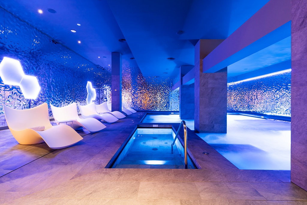 Espace spa relaxant avec piscine intérieure et chaises longues à Tenerife.