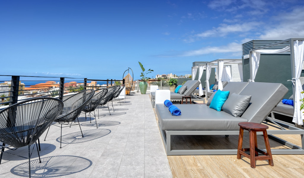 Terrasse avec transats et vue sur Costa Adeje à Tenerife.