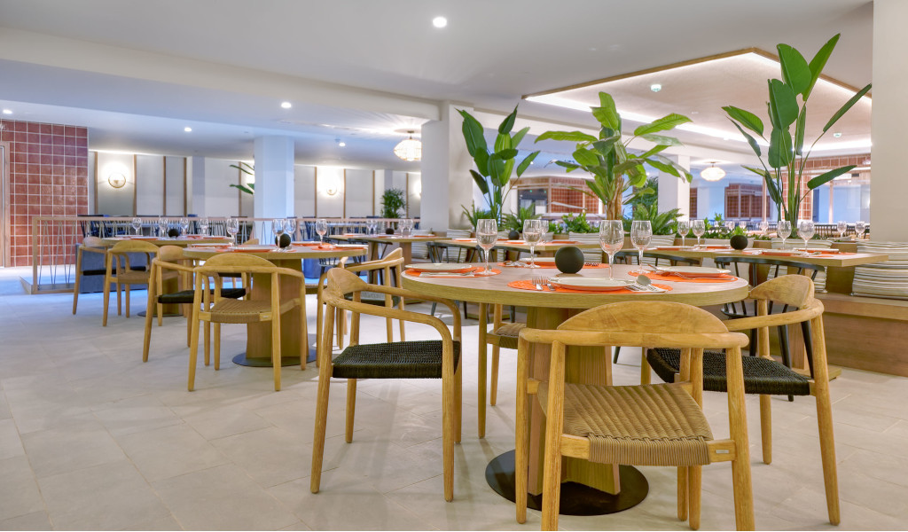Restaurant moderne à Tenerife avec tables rondes et plantes vertes.