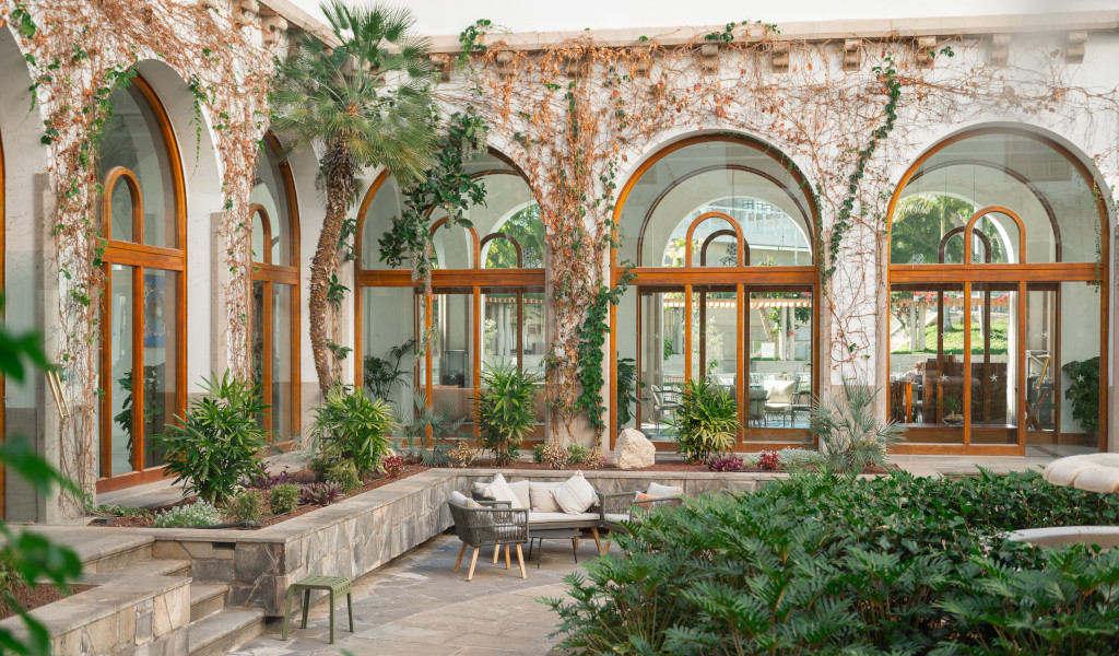 Façade avec arcades et végétation luxuriante à Tenerife.