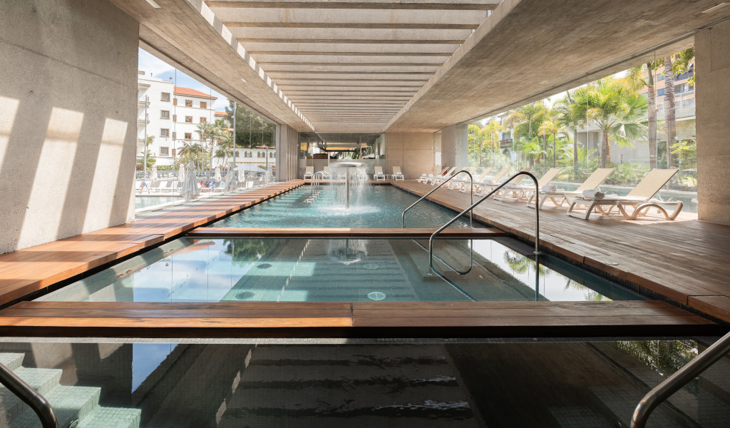 Piscine couverte moderne avec chaises longues à Santa Cruz de Tenerife.