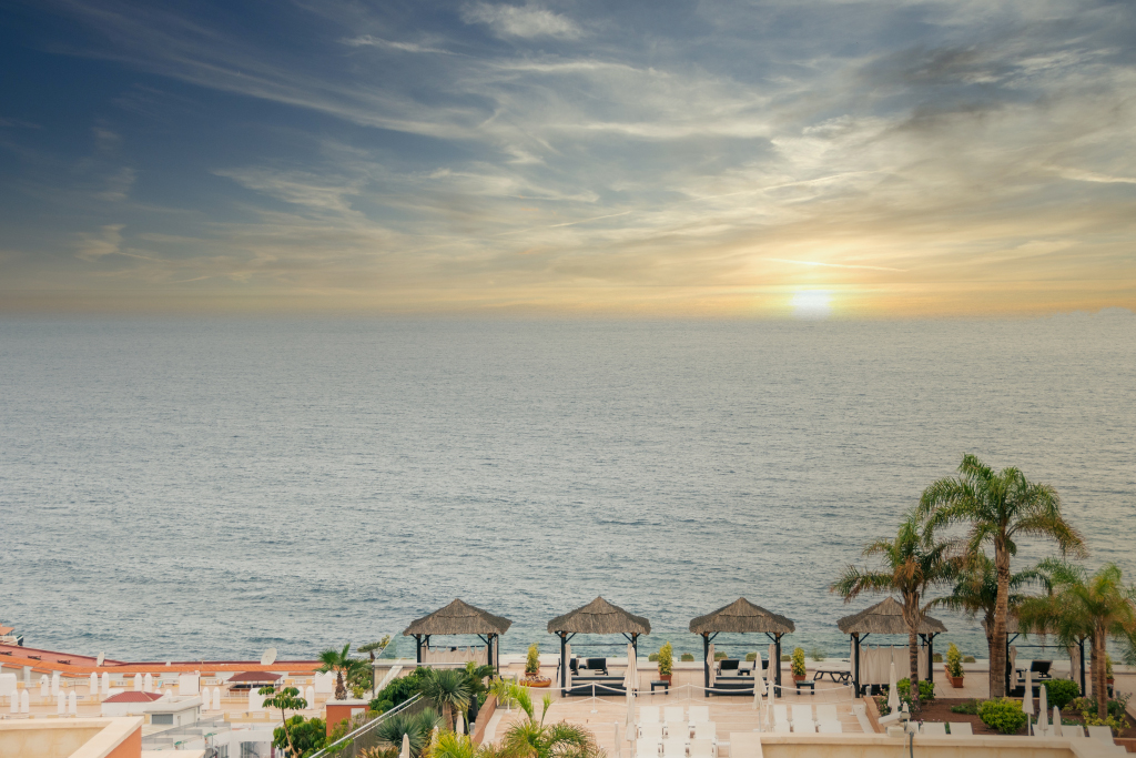 Cabanes en bord de mer au coucher du soleil à Tenerife.