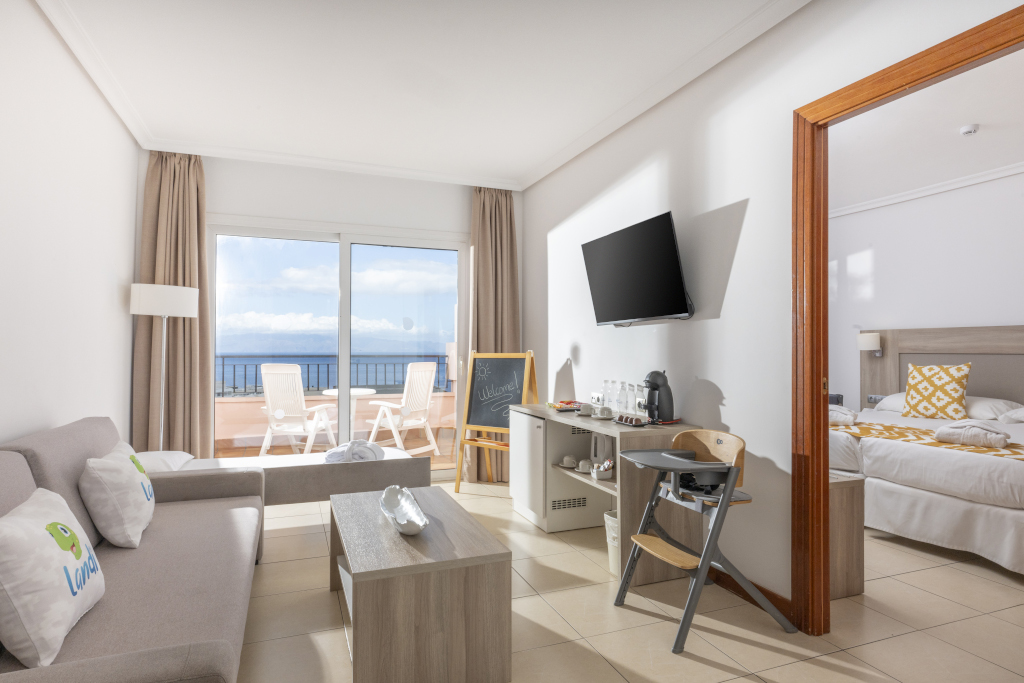Salon moderne d'un appartement avec vue sur la mer à Tenerife.