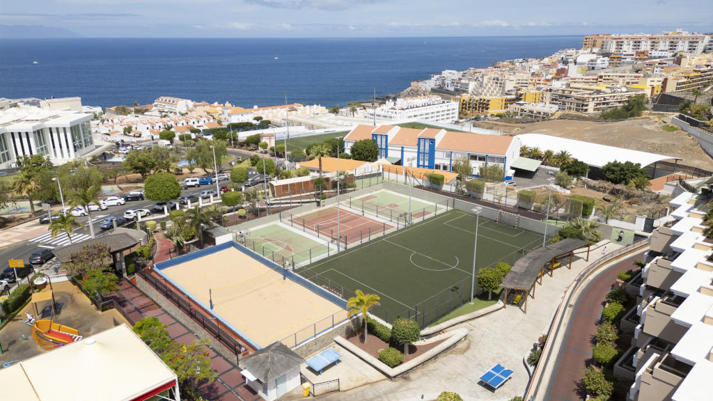 Installations sportives et bâtiments avec vue sur la mer à Tenerife.