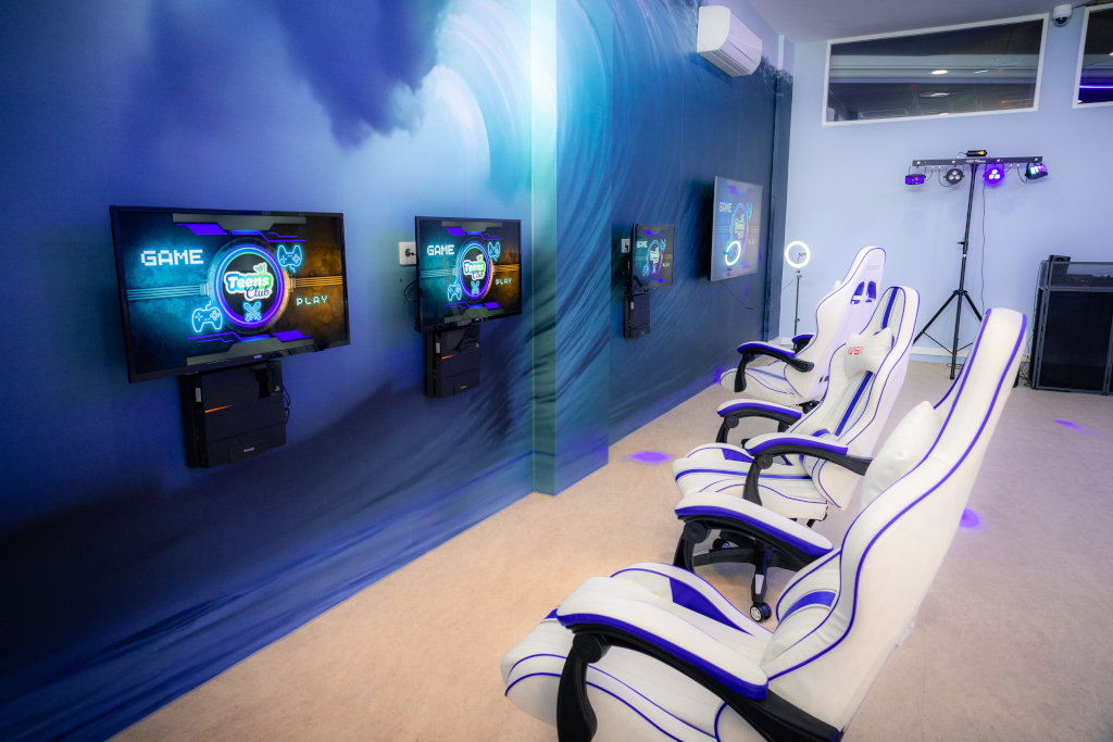 Salle de jeux avec écrans «Teens Club» et fauteuils à Tenerife.