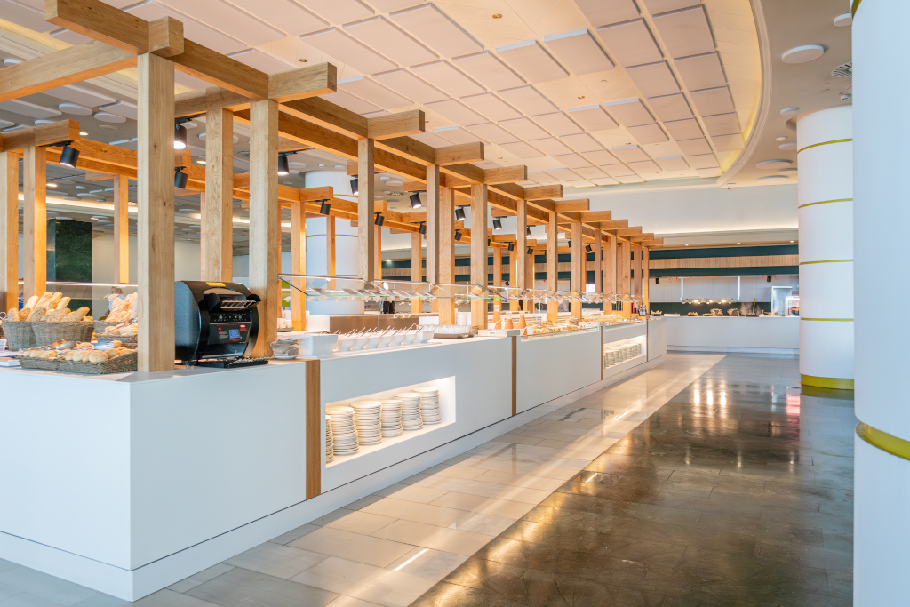 Buffet moderne avec pain et vaisselle exposés à Tenerife.