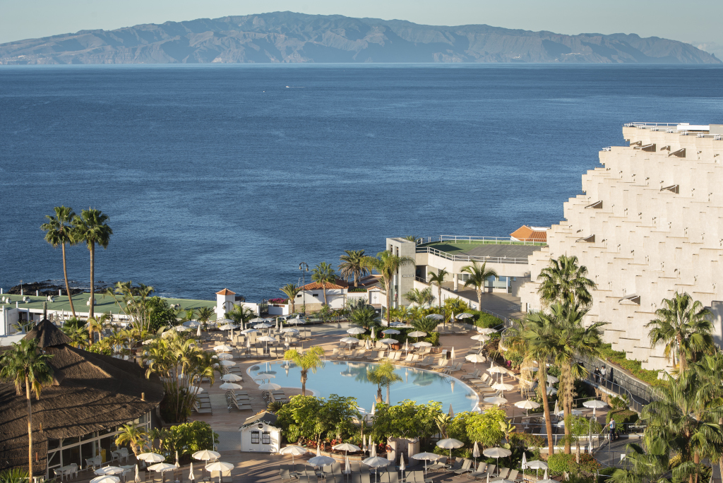 Complexe hôtelier avec piscine et vue sur mer à Tenerife.