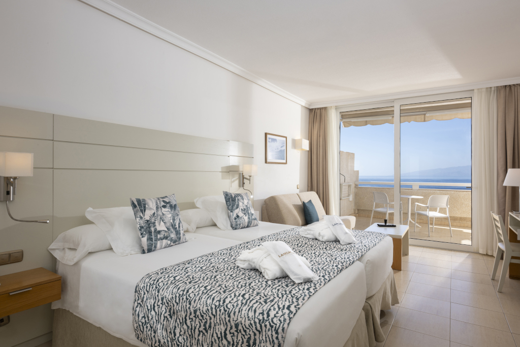 Chambre d'hôtel lumineuse avec vue sur la mer à Tenerife.