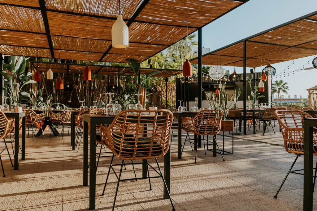 Terrasse de restaurant avec chaises en rotin à Tenerife.