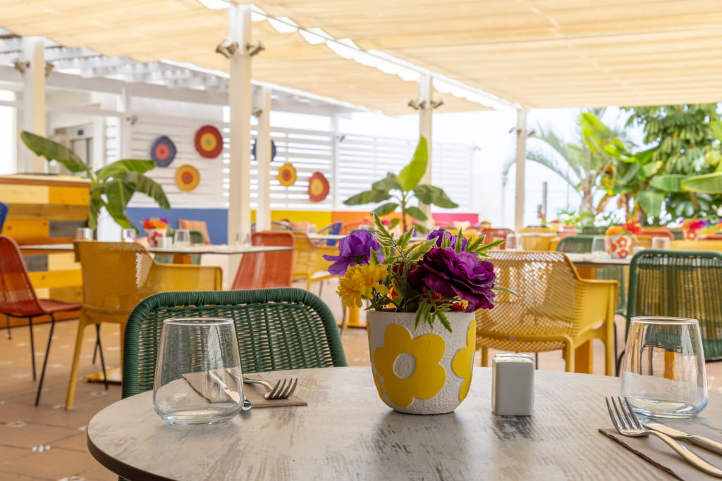 Table avec fleurs sur terrasse de restaurant à Tenerife.