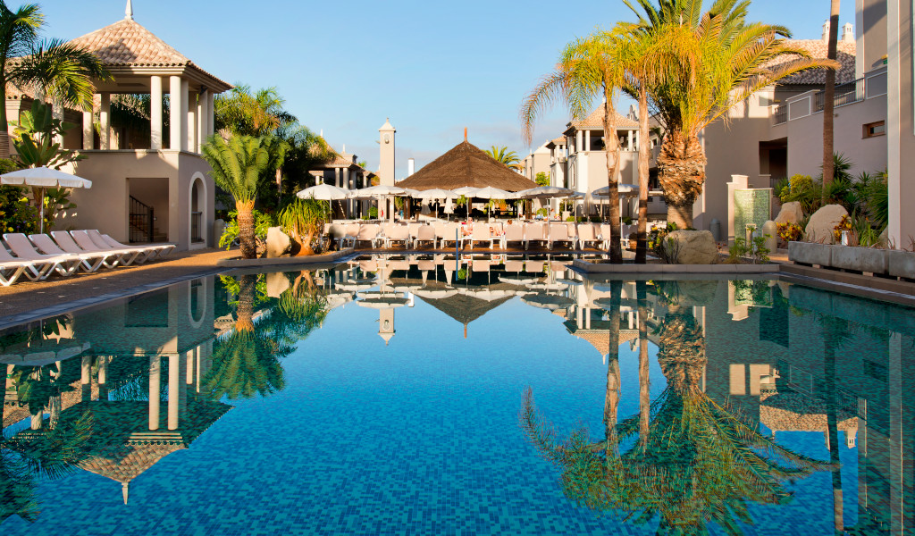 Complexe hôtelier avec piscine et palmiers à Tenerife.