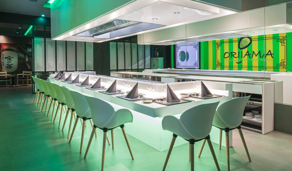 Espace de restauration moderne avec chaises blanches au restaurant Orihamas Tenerife.