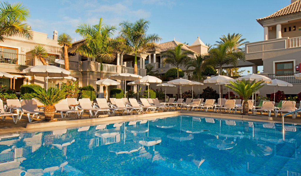 Chaises longues et parasols autour d'une piscine à Tenerife.