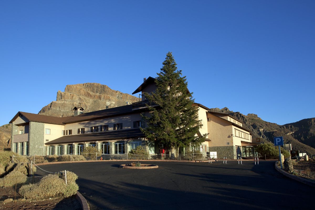 Bâtiment près du mont Teide à Tenerife avec montagne en arrière-plan.