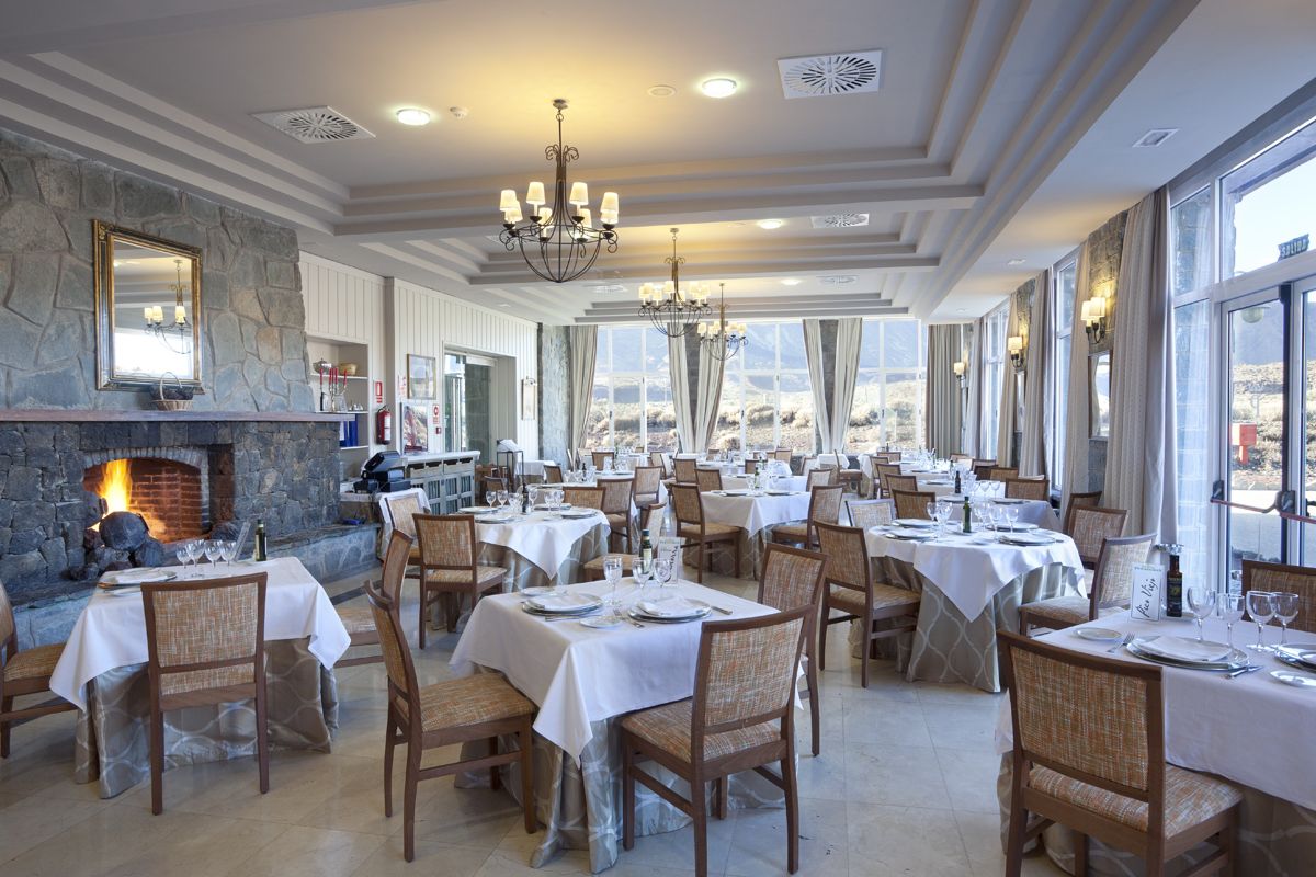 Salle à manger élégante avec cheminée au Teide, Tenerife.