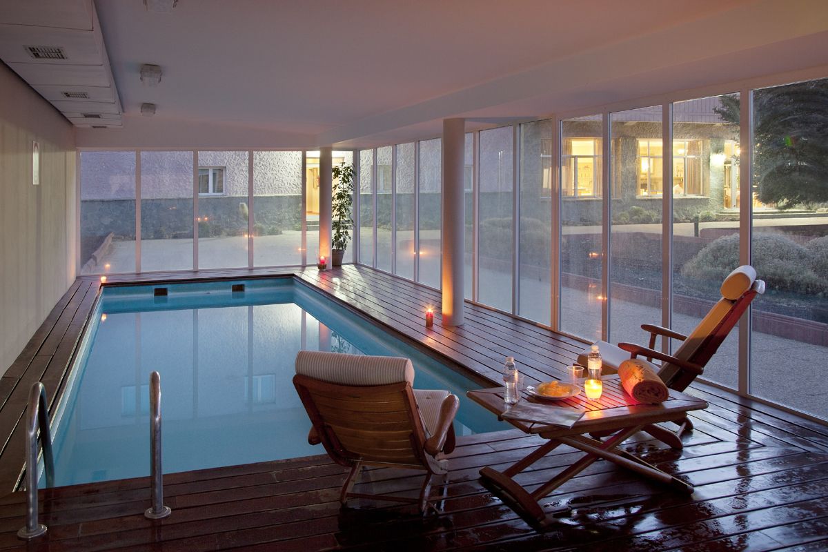 Piscine intérieure avec chaises en bois et bougies à Tenerife.