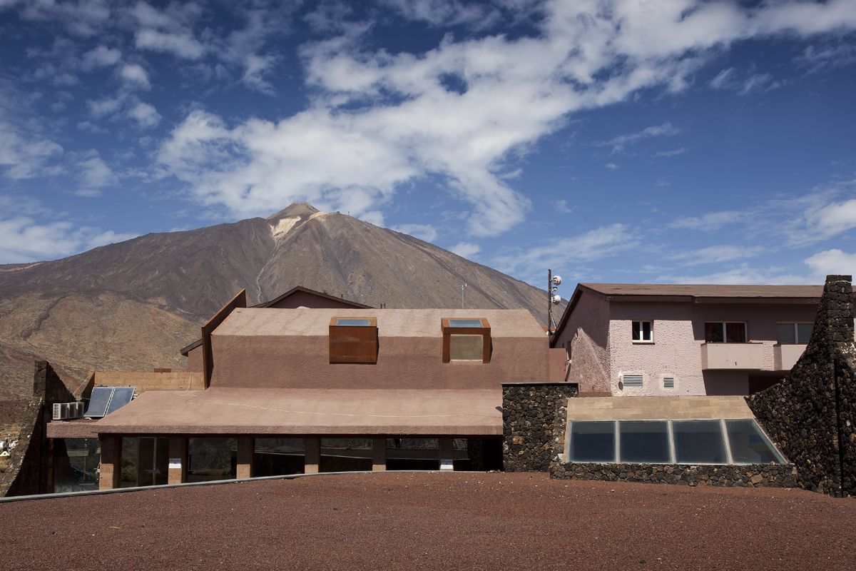 Bâtiment avec le Teide en arrière-plan à Tenerife.