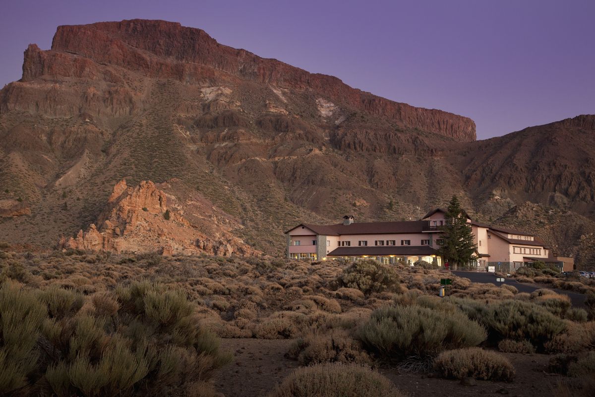 Hôtel au pied du Teide à Tenerife au crépuscule.