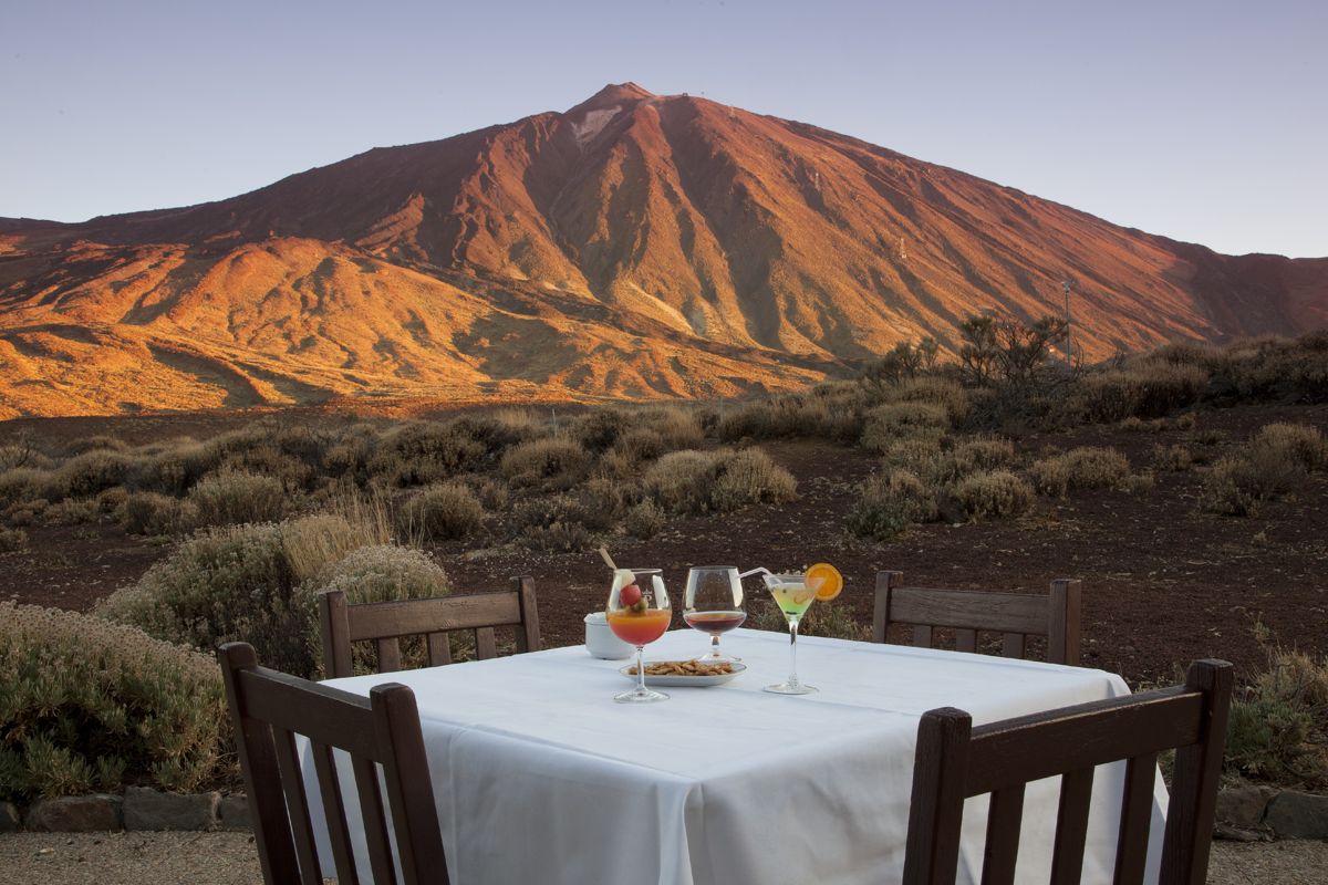 Verres sur la table avec vue sur le mont Teide à Tenerife.