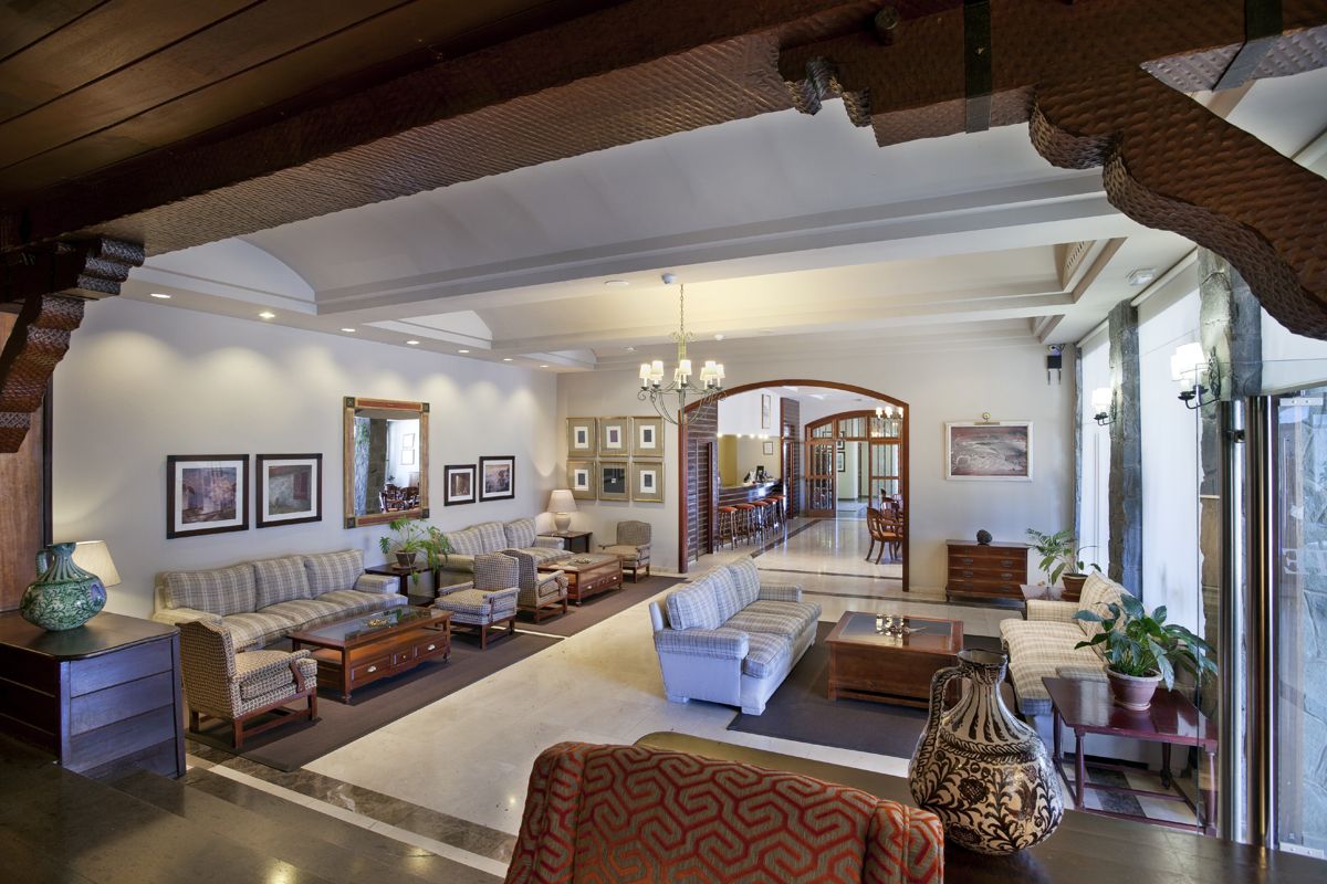 Salon confortable avec canapés et chaises, hôtel à Tenerife.