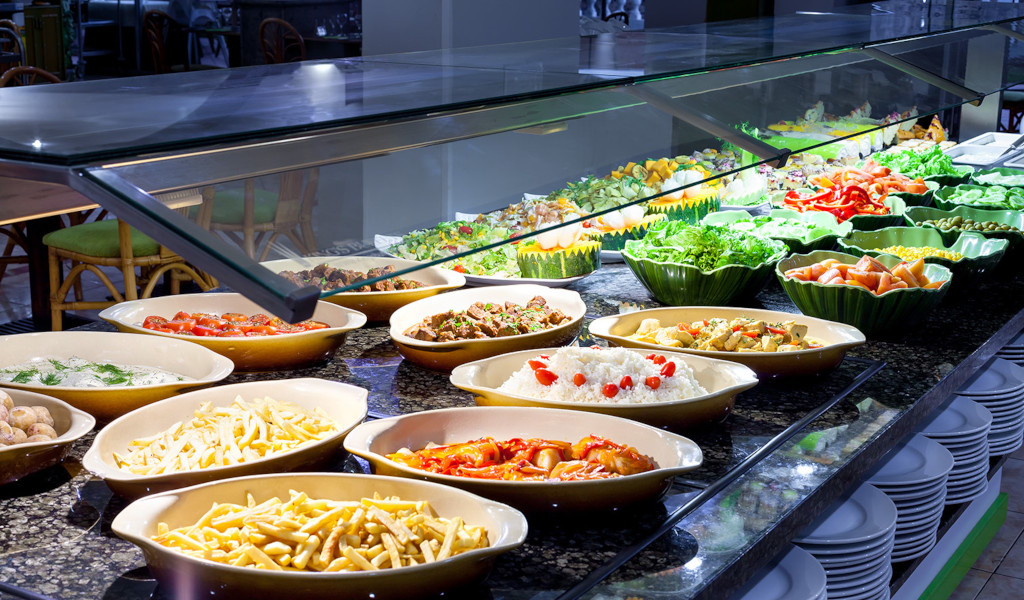 Buffet varié avec légumes, frites et riz à Adeje, Tenerife.