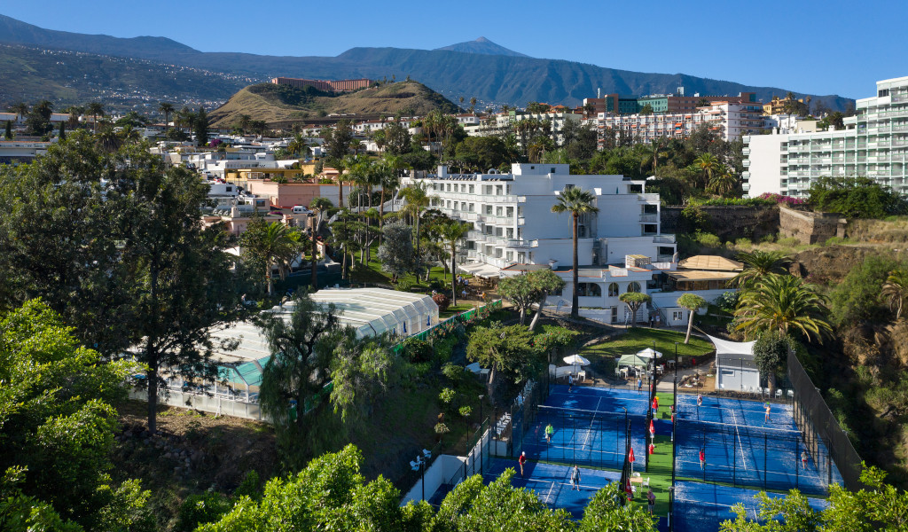 Terrains de padel avec arrière-plan urbain à Puerto de la Cruz, Tenerife.