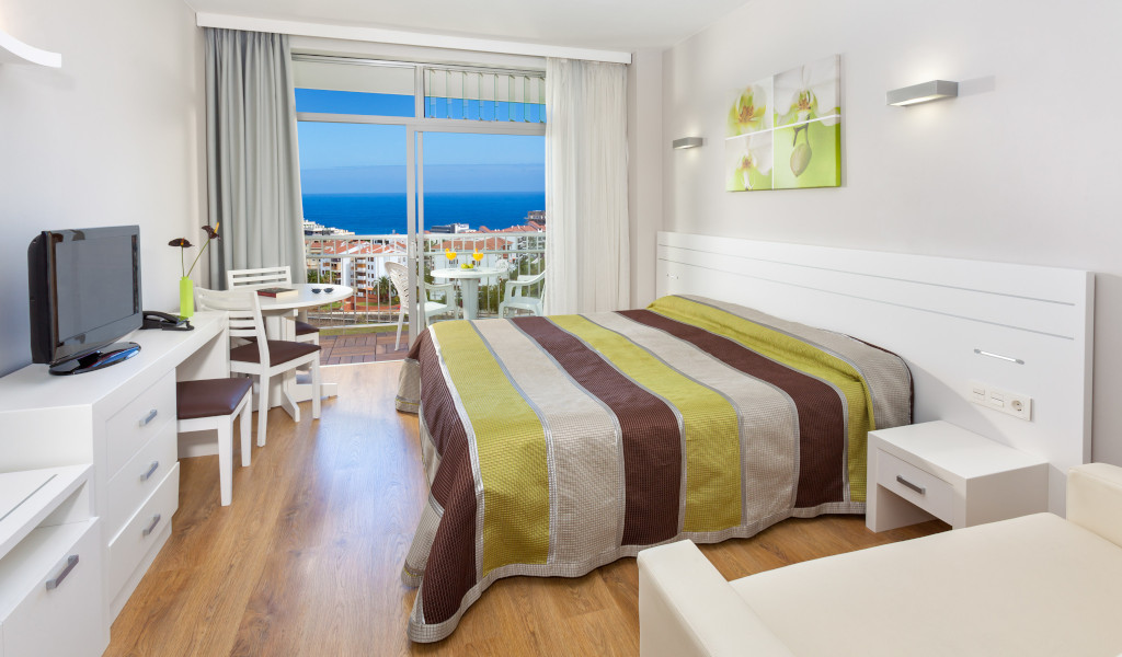 Chambre d'hôtel avec vue sur mer à Costa Adeje, Tenerife.