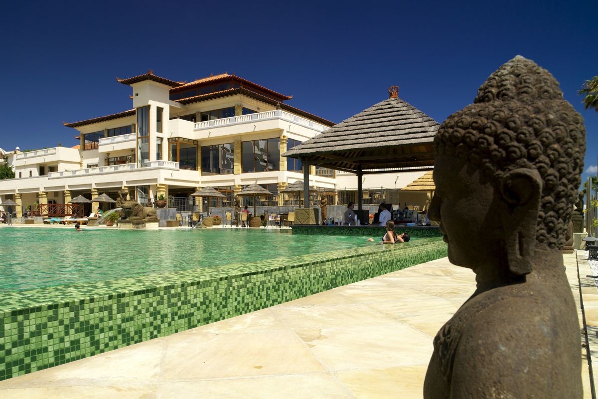 Statue de Bouddha près de la piscine d'un hôtel à Tenerife.