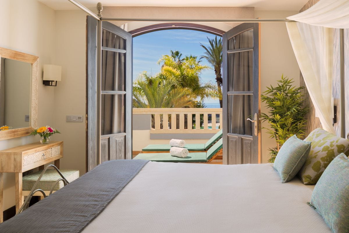 Chambre avec vue sur terrasse et palmiers à Tenerife.