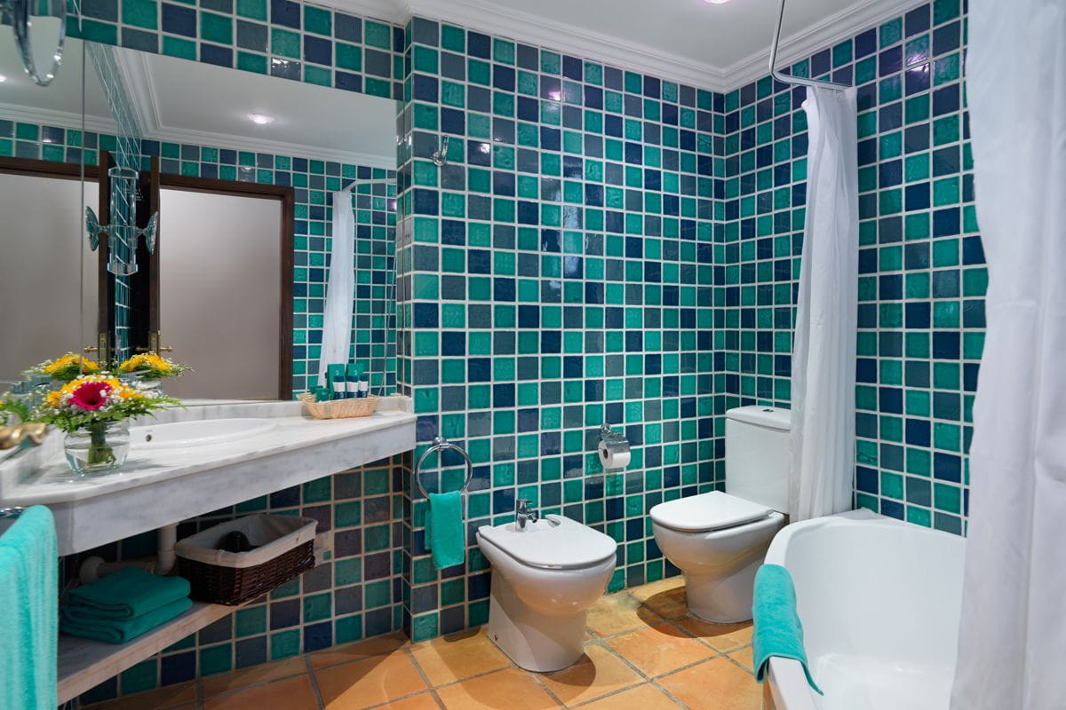 Salle de bain avec mur en carreaux verts à Tenerife.