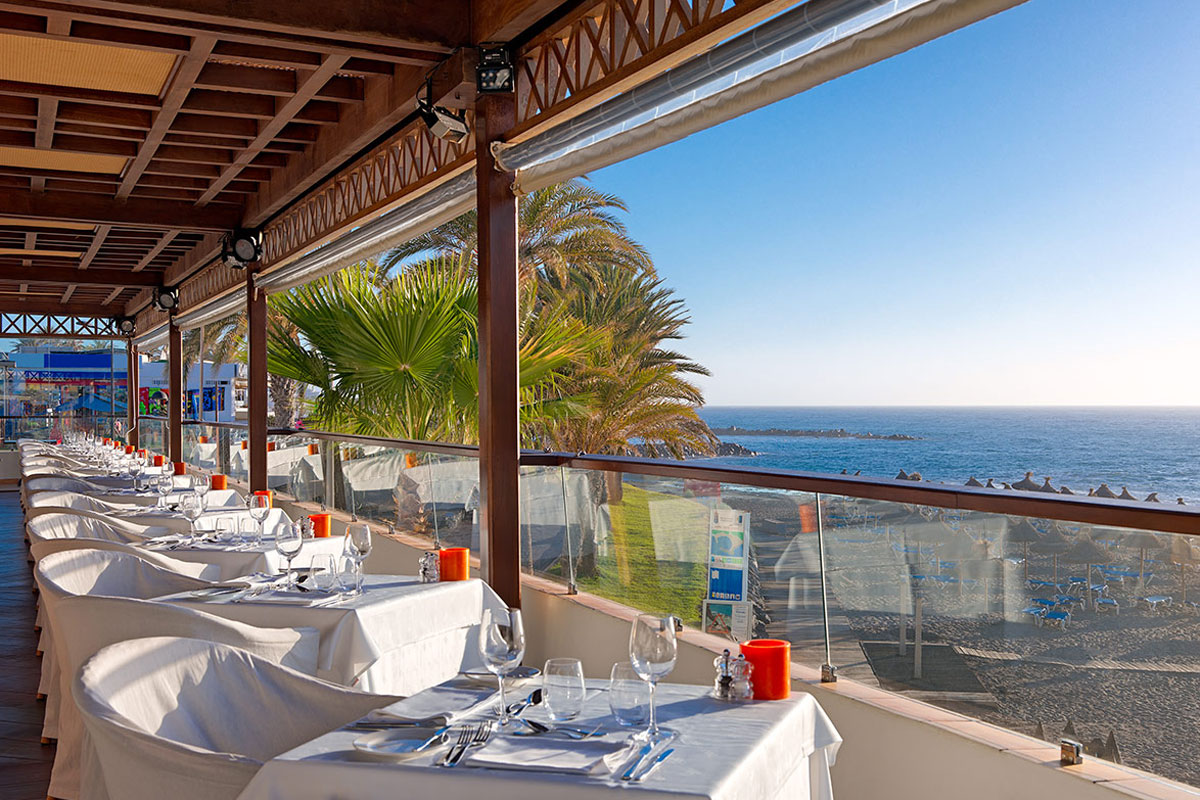 Salle à manger extérieure avec vue sur la mer à Tenerife.