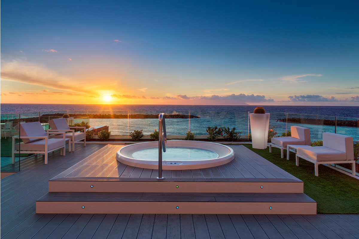Jacuzzi sur terrasse avec vue sur coucher de soleil à Tenerife.
