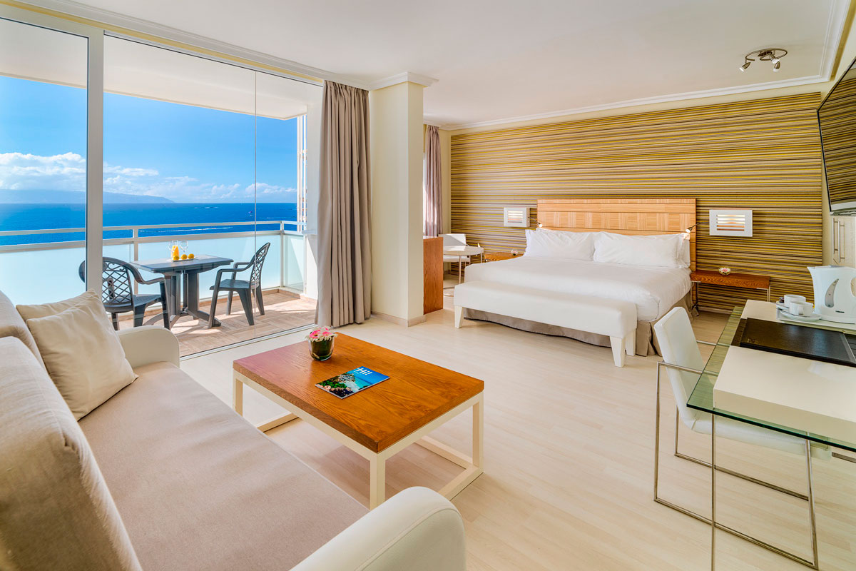 Chambre d'hôtel lumineuse avec vue sur l'océan à Tenerife.