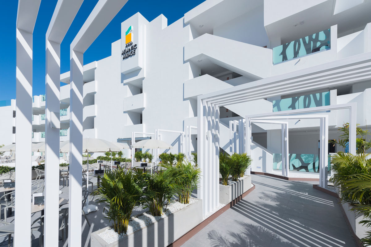 Bâtiment moderne Atlantic Mirage avec chaises et parasols à Tenerife.