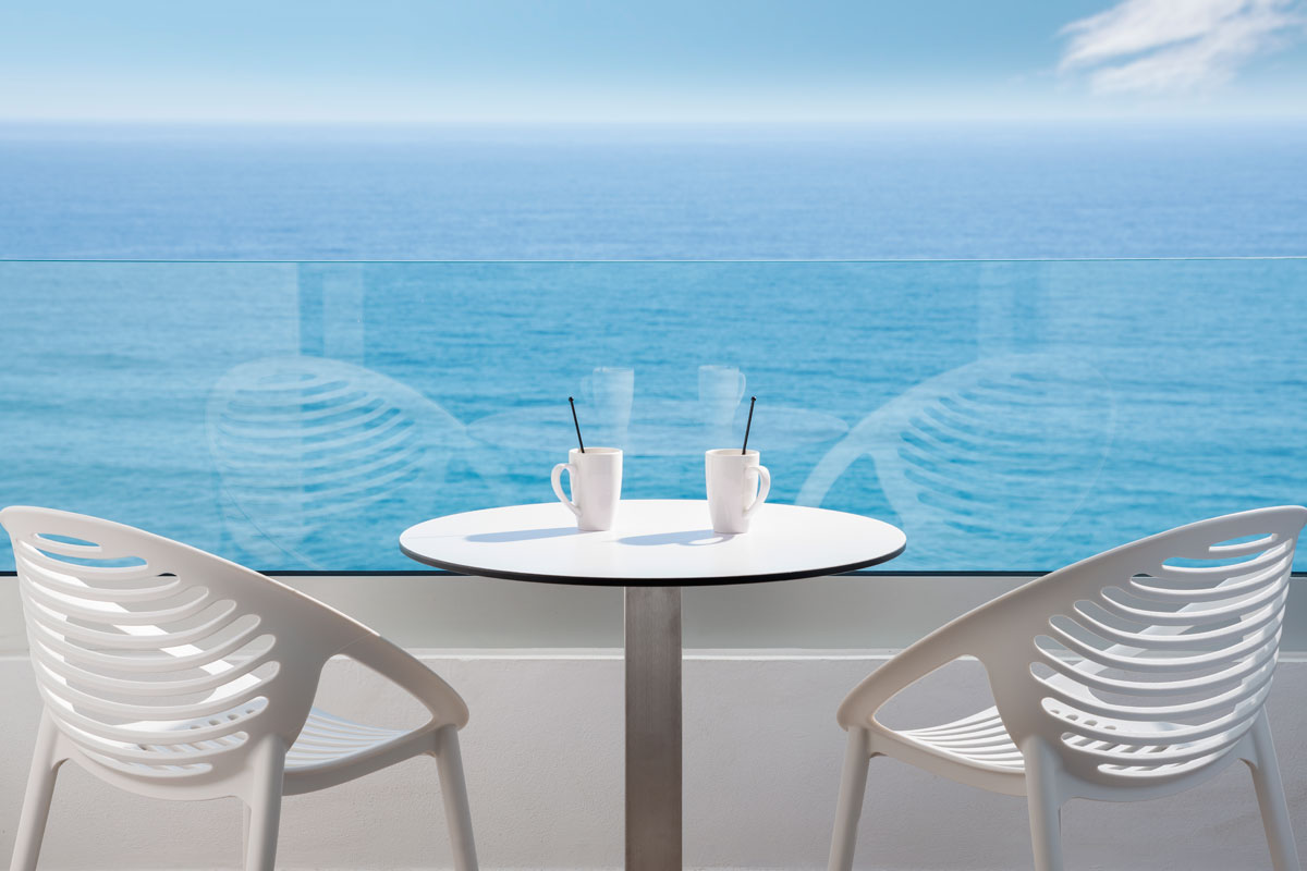 Deux tasses sur une table avec vue sur la mer à Tenerife.
