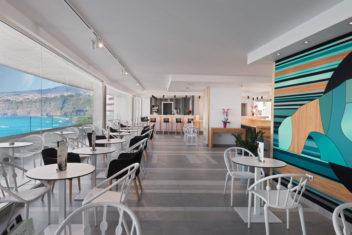 Café avec vue sur la mer à Puerto de la Cruz, Tenerife.