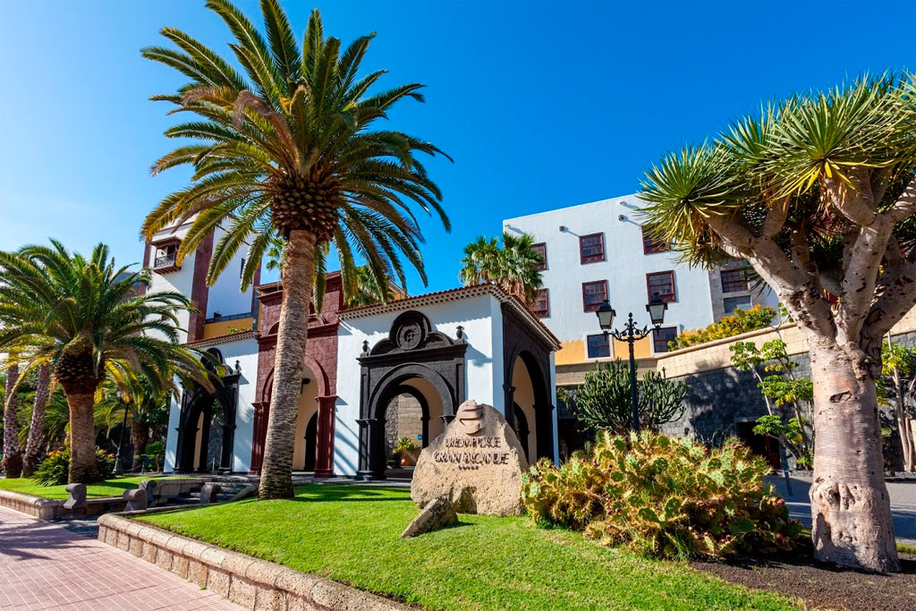 Bâtiment historique avec palmiers à La Orotava, Tenerife. Texte: Ayuntamiento.