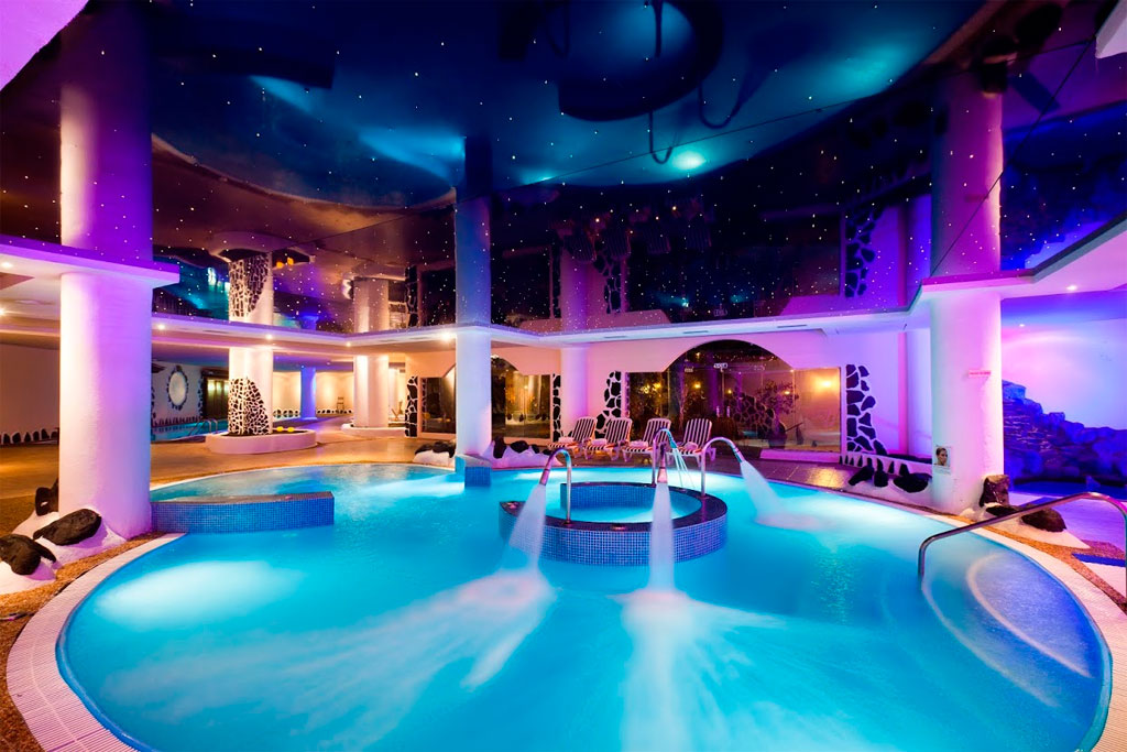 Centre de spa avec piscine intérieure éclairée, zone relaxante à Tenerife.
