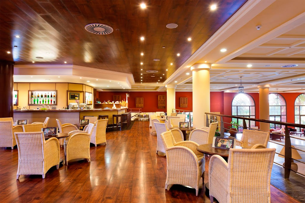Salle de restaurant avec chaises en osier et bar à Tenerife.