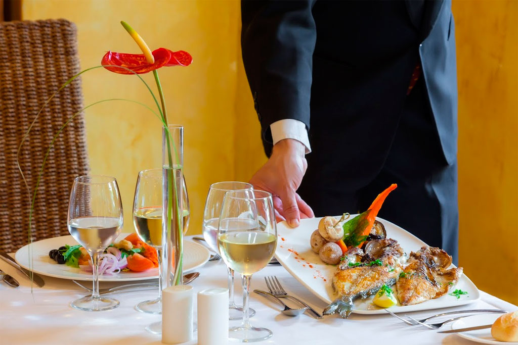 Plat de poisson servi avec légumes et vin blanc à Tenerife.
