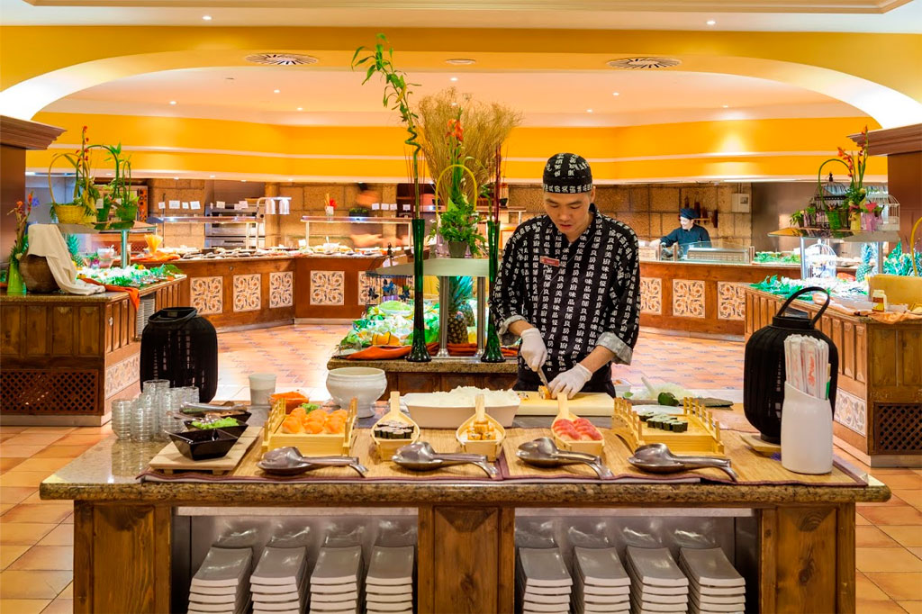 Chef préparant sushi au buffet dans un restaurant à Tenerife.