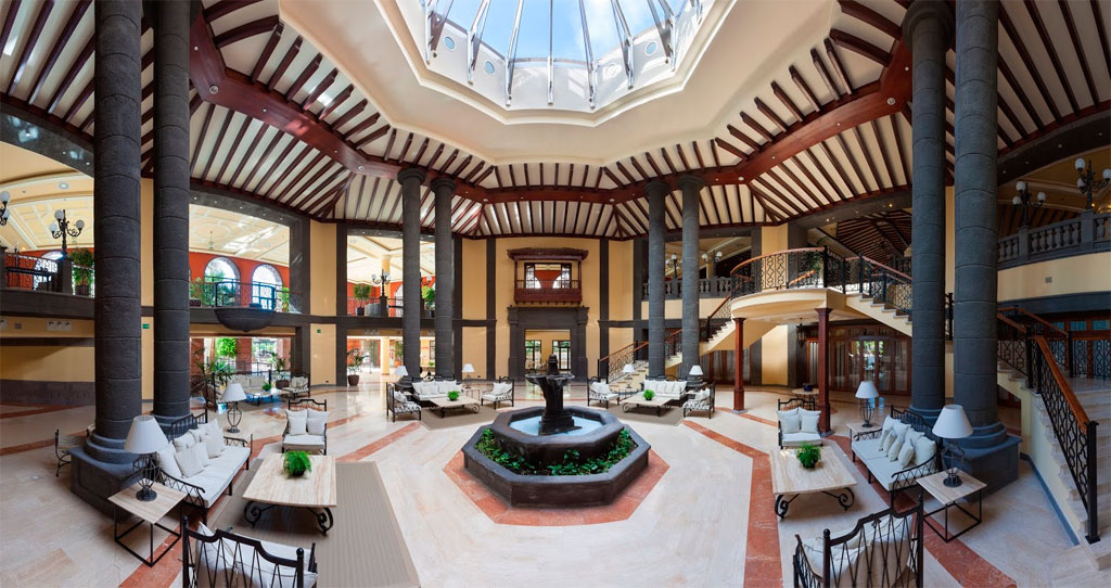 Hall spacieux avec fontaine et colonnes à Tenerife.