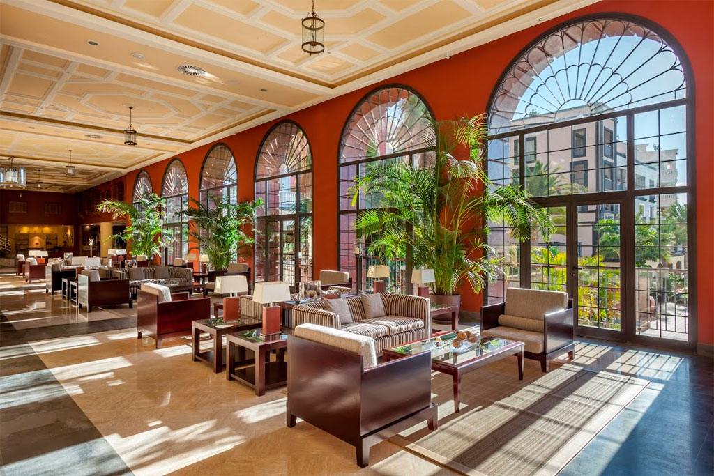 Salon lumineux avec canapés et plantes à Puerto de la Cruz, Tenerife.